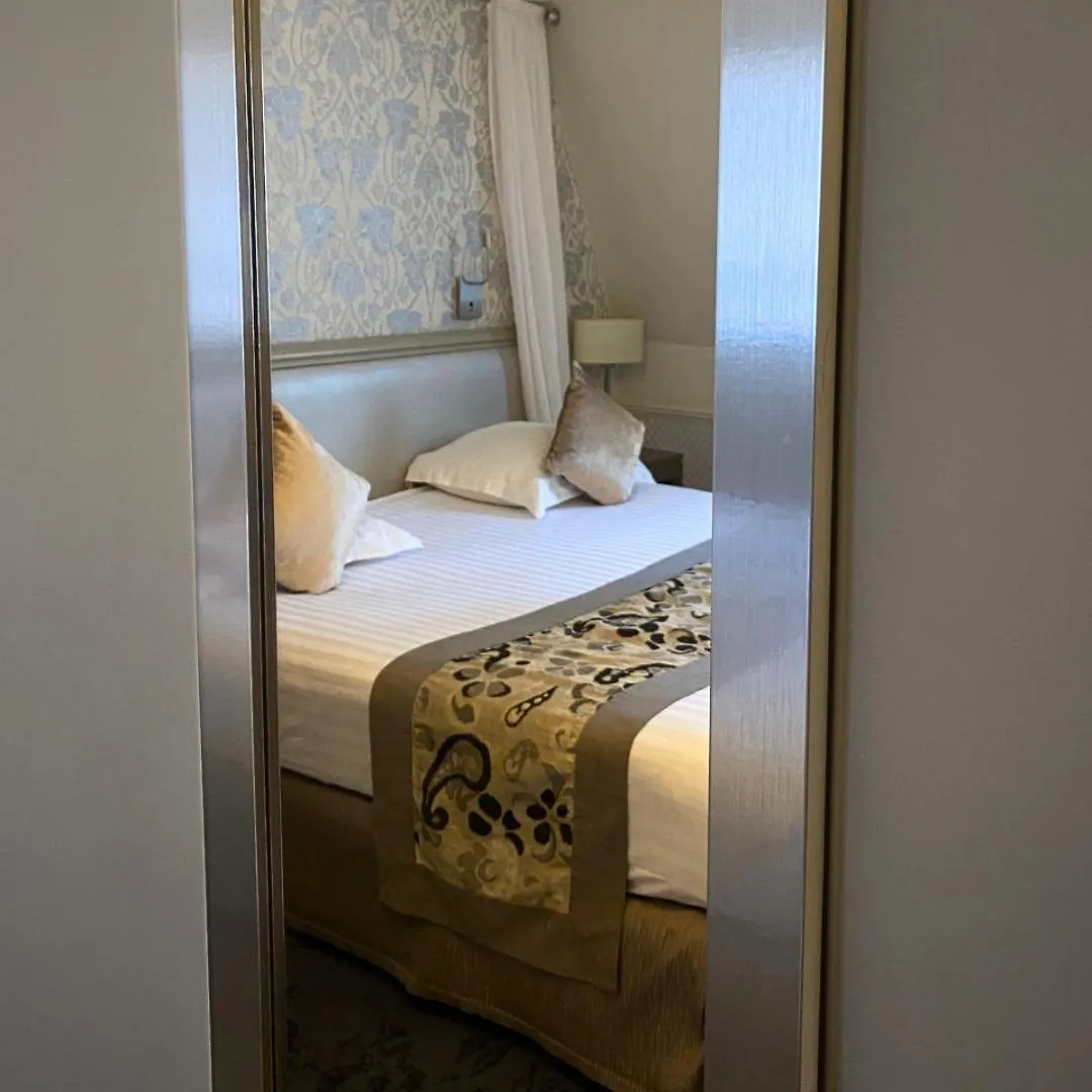 ****  Hotel Monceau Wagram Paris France